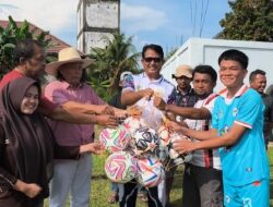 Dukung (SSB) Bina Muda Ujung Batu, Baja Marulak Nainggolan Serahkan Langsung Bantuan 10 Bola Kaki Bersama Wakil Ketua DPD PSI Rohul.