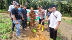 Polsek Rambah Samo Bersama Pemdes Teluk Aur Tanam 100 Pohon Sambut HUT Bhayangkara ke-80