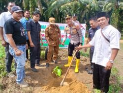 Polsek Rambah Samo Bersama Pemdes Teluk Aur Tanam 100 Pohon Sambut HUT Bhayangkara ke-80