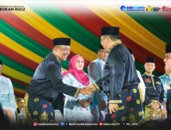 Serasi Berbusana Bercorakkan Melayu Emas, Bupati Anton Bawa Semangat Rohul Siap Sukseskan Tuan Rumah MTQ Riau ke-45