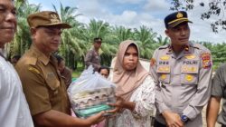 Pemdes Teluk Aur, Salurkan 10 Paket  Bantuan Sembako, Dalam Rangka Sosialisasi Karlahut dan Sekaligus Penanaman Pohon di Kebun SG.