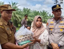 Pemdes Teluk Aur, Salurkan 10 Paket  Bantuan Sembako, Dalam Rangka Sosialisasi Karlahut dan Sekaligus Penanaman Pohon di Kebun SG.
