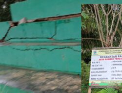 Pembangunan Bangku Penonton Lapangan Bola Desa RTB Diduga Asal Jadi Warga Soroti Kualitas Pekerjaan