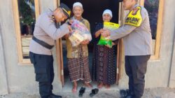 Melalui Program JALUR, Polsek Rambah Samo Salurkan Bantuan Sembako dan Edukasi Kebersihan Lingkungan di Desa Teluk Aur