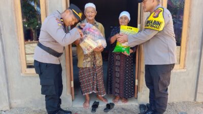 Melalui Program JALUR, Polsek Rambah Samo Salurkan Bantuan Sembako dan Edukasi Kebersihan Lingkungan di Desa Teluk Aur