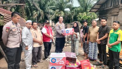 Kapolsek Kepenuhan dan Camat Salurkan Bantuan untuk Korban Kebakaran Rumah di Desa Ulak Patian