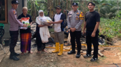 Pemdes Teluk Aur, Bersama Bhabinkamtibmas Polsek Rambah Samo,Gerak Cepat Berikan Bantuan Korban Kebakaran Rumah.