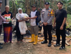 Pemdes Teluk Aur, Bersama Bhabinkamtibmas Polsek Rambah Samo,Gerak Cepat Berikan Bantuan Korban Kebakaran Rumah.