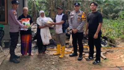 Pemdes Teluk Aur, Bersama Bhabinkamtibmas Polsek Rambah Samo,Gerak Cepat Berikan Bantuan Korban Kebakaran Rumah.