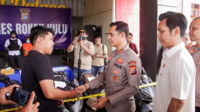 Konferensi Pers Polres Rokan Hulu Ungkap Rangkaian Kasus Curanmor, Satu Unit Mobil L300 dan 5 Unit Sepeda Motor Dikembalikan Kepada Korban