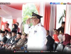 Merah Putih Berkibar di Senja Hari, Penurunan Bendera HUT ke-81 RI di Rokan Hulu Berjalan Sukses.