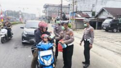 Satlantas Polres Rohul Sapa Pengendara, Bagikan Masker dan Edukasi di 5 Titik Rawan