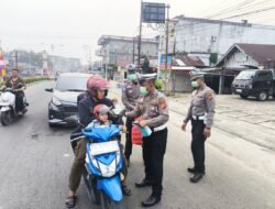 Satlantas Polres Rohul Sapa Pengendara, Bagikan Masker dan Edukasi di 5 Titik Rawan