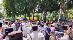 Ratusan Warga Himni Rohul, Gelar Aksi Damai di Polsek Tambusai Utara, Desak Kapolda Riau Ambil Alih Kasus  Pengeroyokan.