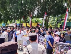 Ratusan Warga Himni Rohul, Gelar Aksi Damai di Polsek Tambusai Utara, Desak Kapolda Riau Ambil Alih Kasus  Pengeroyokan.
