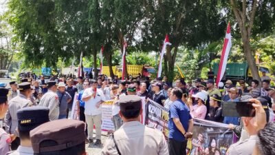 Ratusan Warga Himni Rohul, Gelar Aksi Damai di Polsek Tambusai Utara, Desak Kapolda Riau Ambil Alih Kasus  Pengeroyokan.