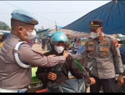 Cegah Kabut dan Asap, Polsek Rambah Samo Bagikan Masker Gratis di Pasar Okak.