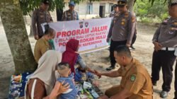 Program JALUR, Polsek Kepenuhan Sasar Warga Pinggir Sungai Rokan, Bagikan Sembako dan Cek Kesehatan Gratis