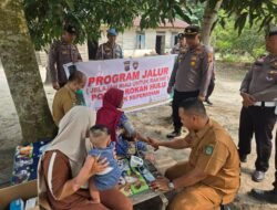 Program JALUR, Polsek Kepenuhan Sasar Warga Pinggir Sungai Rokan, Bagikan Sembako dan Cek Kesehatan Gratis
