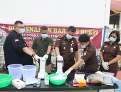 Kejari Rokan Hulu Musnahkan Barang Bukti 78 Perkara yang Sudah Berkekuatan Hukum Tetap