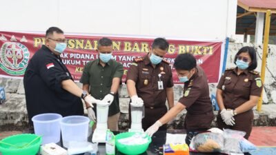 Kejari Rokan Hulu Musnahkan Barang Bukti 78 Perkara yang Sudah Berkekuatan Hukum Tetap