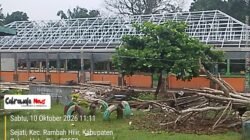 Diduga Abaikan K3, Pekerja Revitalisasi SDN 008 Rambah Hilir Disorot, Kadisdik Diminta Evaluasi  Sebelum Terjadi Kecelakaan Kerja.