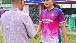 Kapolsek Rambah Samo Turun ke Lapangan Lewat Sepak Bola U-40, Polri dekat Dengan Masyarakat.